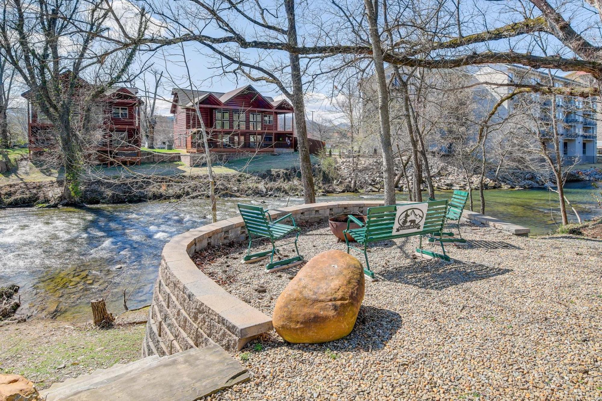 Riverfront Cabin With Hot Tub - 3 Miles To Dollywood Pigeon Forge Exterior foto